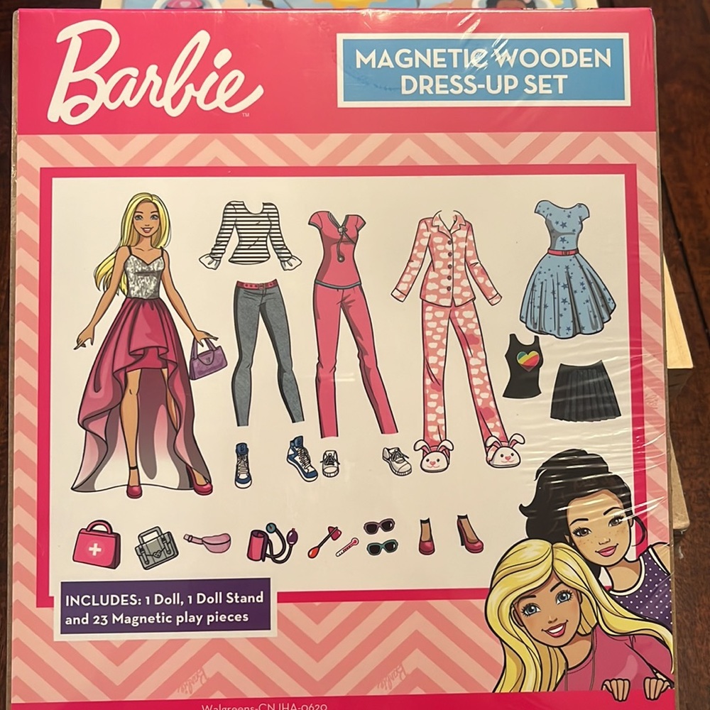 New Barbie Magnetic Wooden Dress-up set 25 pcs - Picture 2 of 2
